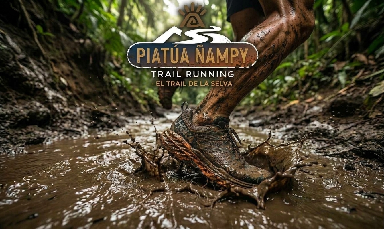 Zapatilla de trail salpicando barro en un sendero de la selva